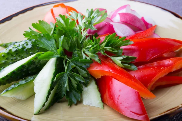 Rustik Bir Tabakta Çiğ Sebze Salatası — Stok fotoğraf