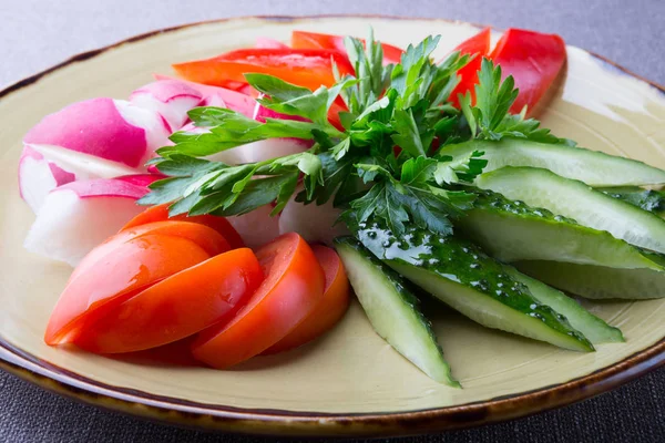 Salade Légumes Crus Servie Dans Une Assiette Rustique — Photo