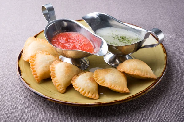 Pequeños Pirogi Rellenos Carne Servidos Plato Con Salsas —  Fotos de Stock