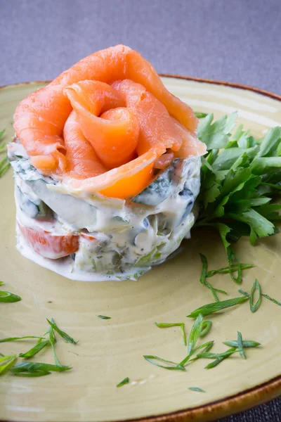 Salade Saumon Fumé Servie Avec Des Légumes Dans Une Assiette — Photo