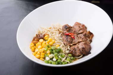 Tavuk eti ve Mısır ile Asya erişte çorbası