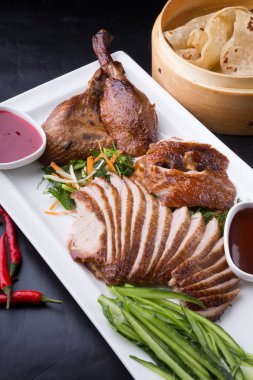 Pekin ördeği Çin çanak beyaz tabakta