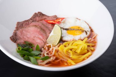 Asya ramen çorba et ve kızarmış yumurta ile servis