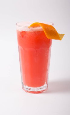 Beyaz bir arka plan üzerinde alkol kokteyl cam