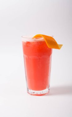 Beyaz bir arka plan üzerinde alkol kokteyl cam