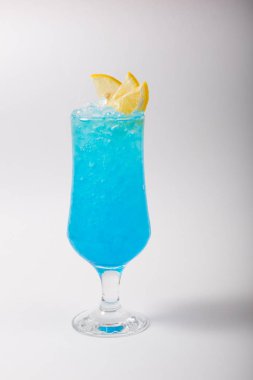 Beyaz bir arka plan üzerinde alkol kokteyl cam