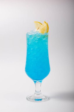 Beyaz bir arka plan üzerinde alkol kokteyl cam