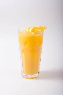 Beyaz bir arka plan üzerinde alkol kokteyl cam