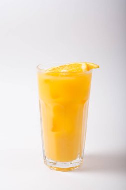 Beyaz bir arka plan üzerinde alkol kokteyl cam