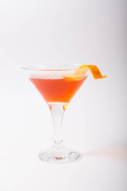 Beyaz bir arka plan üzerinde alkol kokteyl cam