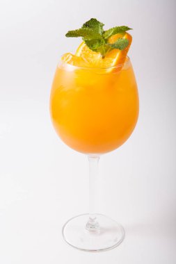 Beyaz bir arka plan üzerinde alkol kokteyl cam