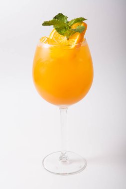 Beyaz bir arka plan üzerinde alkol kokteyl cam