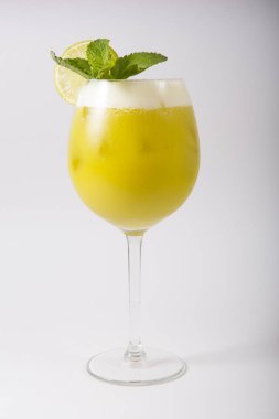 Beyaz bir arka plan üzerinde alkol kokteyl cam