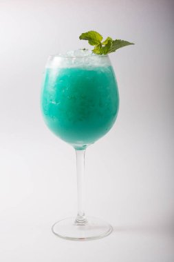 Beyaz bir arka plan üzerinde alkol kokteyl cam