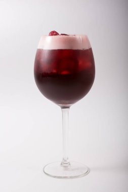 Beyaz bir arka plan üzerinde alkol kokteyl cam