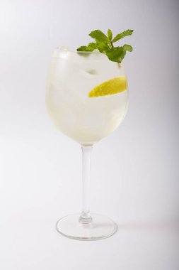 Beyaz bir arka plan üzerinde alkol kokteyl cam
