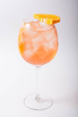 Beyaz bir arka plan üzerinde alkol kokteyl cam