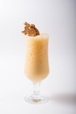 Beyaz bir arka plan üzerinde alkol kokteyl cam