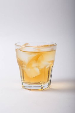Beyaz bir arka plan üzerinde alkol kokteyl cam