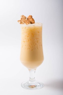 Beyaz bir arka plan üzerinde alkol kokteyl cam