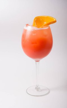 Beyaz bir arka plan üzerinde alkol kokteyl cam