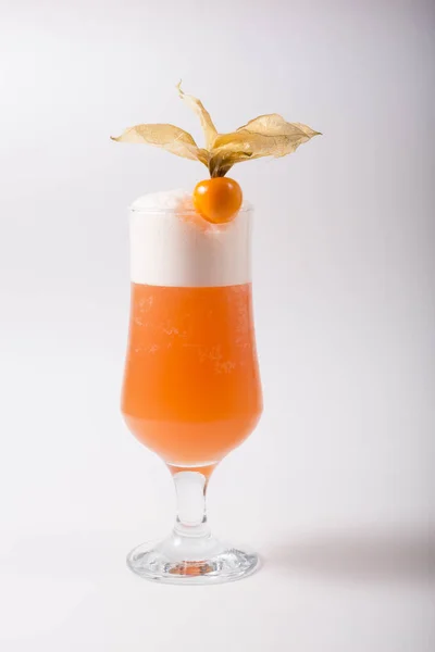 Bicchiere Cocktail Alcolico Sfondo Bianco — Foto Stock