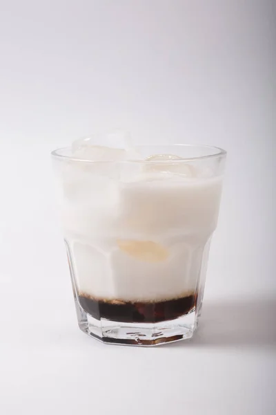 Ποτήρι Κοκτέιλ Αλκοόλ Λευκό Φόντο — Φωτογραφία Αρχείου