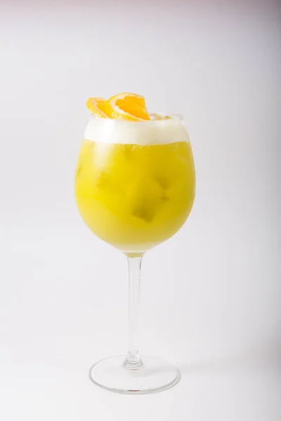 Bicchiere Cocktail Alcolico Sfondo Bianco — Foto Stock