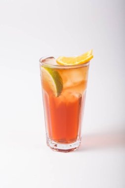 Beyaz bir arka plan üzerinde alkol kokteyl cam