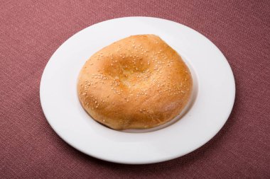 Bir tabakta susam ile geleneksel Asya gözleme