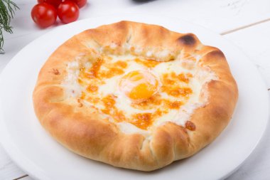 Beyaz tabakta Gürcü geleneksel gözleme