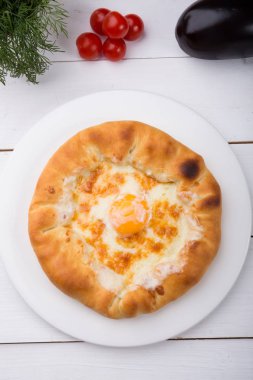 Beyaz tabakta Gürcü geleneksel gözleme