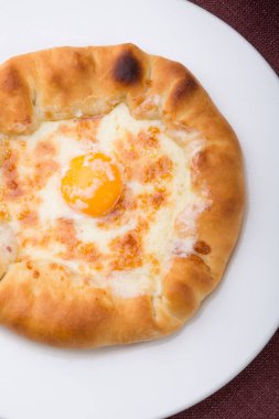 Beyaz tabakta Gürcü geleneksel gözleme