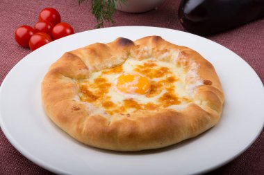 Beyaz tabakta Gürcü geleneksel gözleme