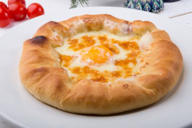 Beyaz tabakta Gürcü geleneksel gözleme