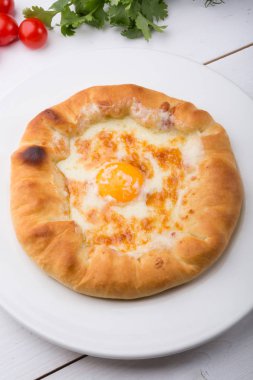 Beyaz tabakta Gürcü geleneksel gözleme