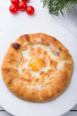 Beyaz tabakta Gürcü geleneksel gözleme