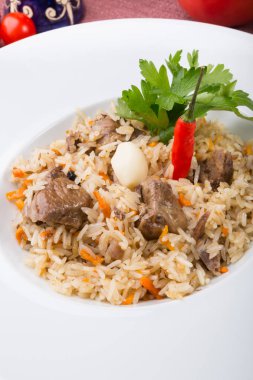 Geleneksel özbek pilavı çanak biber ile pirinç