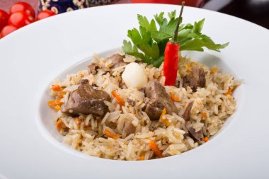 Geleneksel özbek pilavı çanak biber ile pirinç