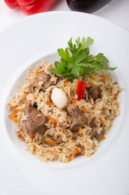 Geleneksel özbek pilavı çanak biber ile pirinç