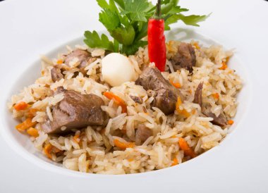 Geleneksel özbek pilavı çanak biber ile pirinç