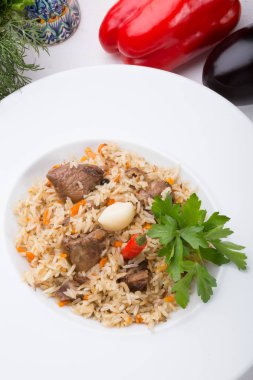 Geleneksel özbek pilavı çanak biber ile pirinç