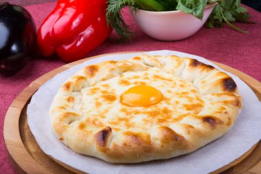 Gürcü geleneksel gözleme üzerinde ahşap kurulunda görev yapmaktadır.