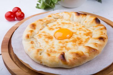 Gürcü geleneksel gözleme üzerinde ahşap kurulunda görev yapmaktadır.