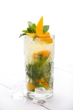 Alkol buz gibi kokteyl içki beyaz bir arka plan üzerinde