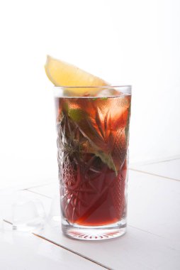 Alkol buz gibi kokteyl içki beyaz bir arka plan üzerinde