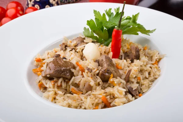 Geleneksel özbek pilavı çanak biber ile pirinç