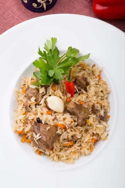 Geleneksel özbek pilavı çanak biber ile pirinç