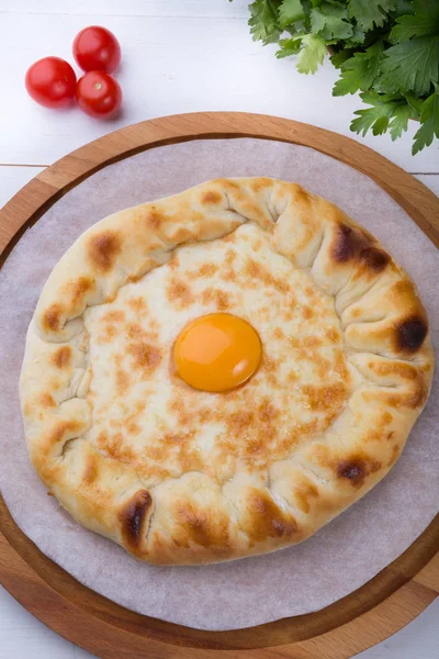 그루지야어 전통적인 Flatbread 보드에 — 스톡 사진