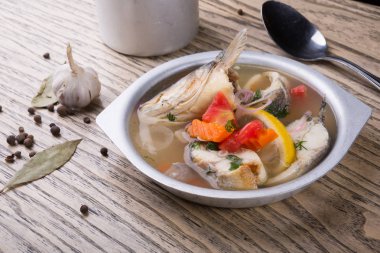 Metal bir tabakta servis rustik balık çorbası